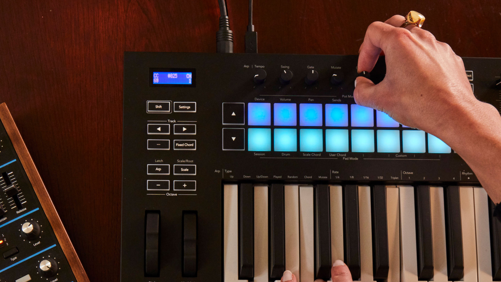 Controlador MIDI Novation Launchkey 25 MK3 - Audiomusica